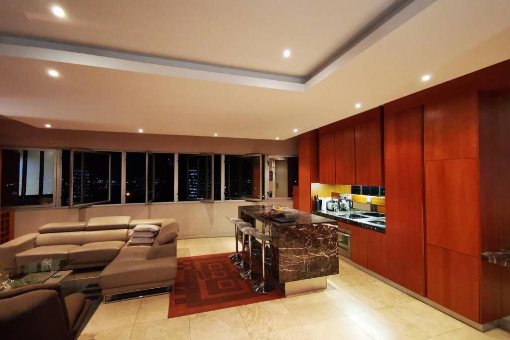 Appartamento 1507-Amazing Views & Unique Joburg Cbd Luxury Johannesburg Esterno foto